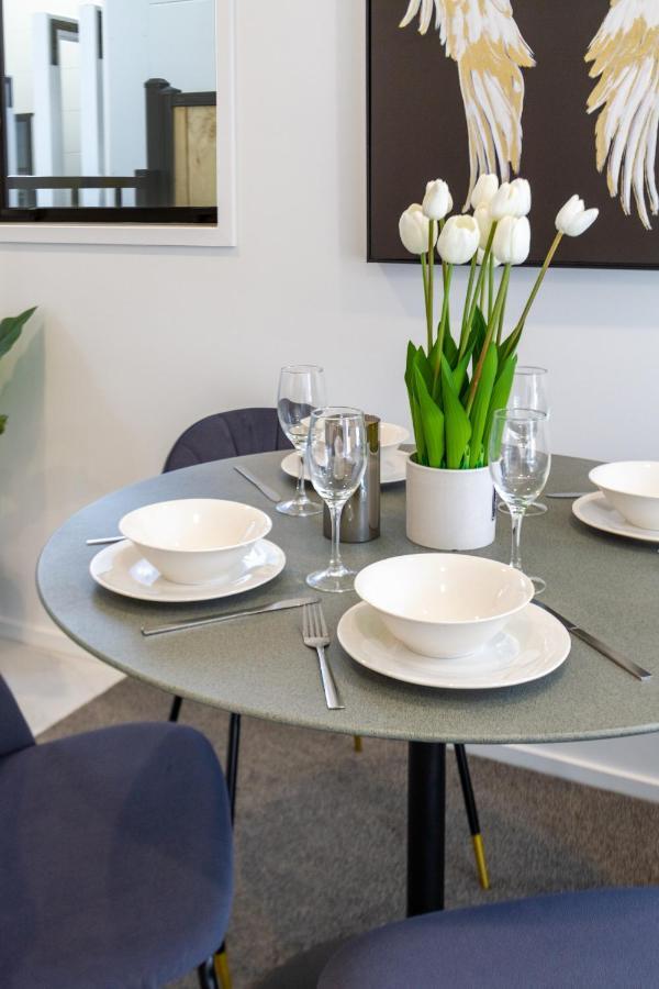 Central City Awaits 2 Bed 2 Bath With Carpark Крайстчърч Екстериор снимка
