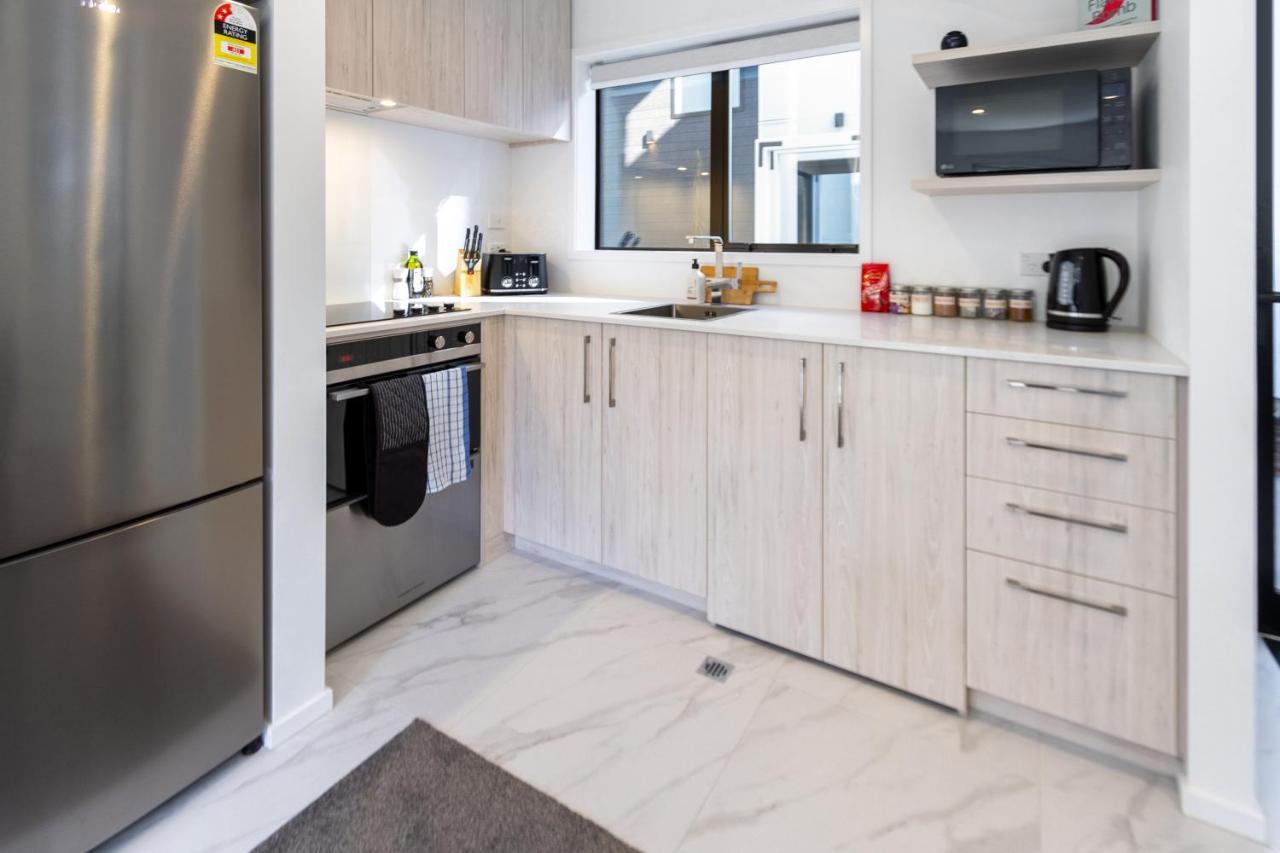 Central City Awaits 2 Bed 2 Bath With Carpark Крайстчърч Екстериор снимка