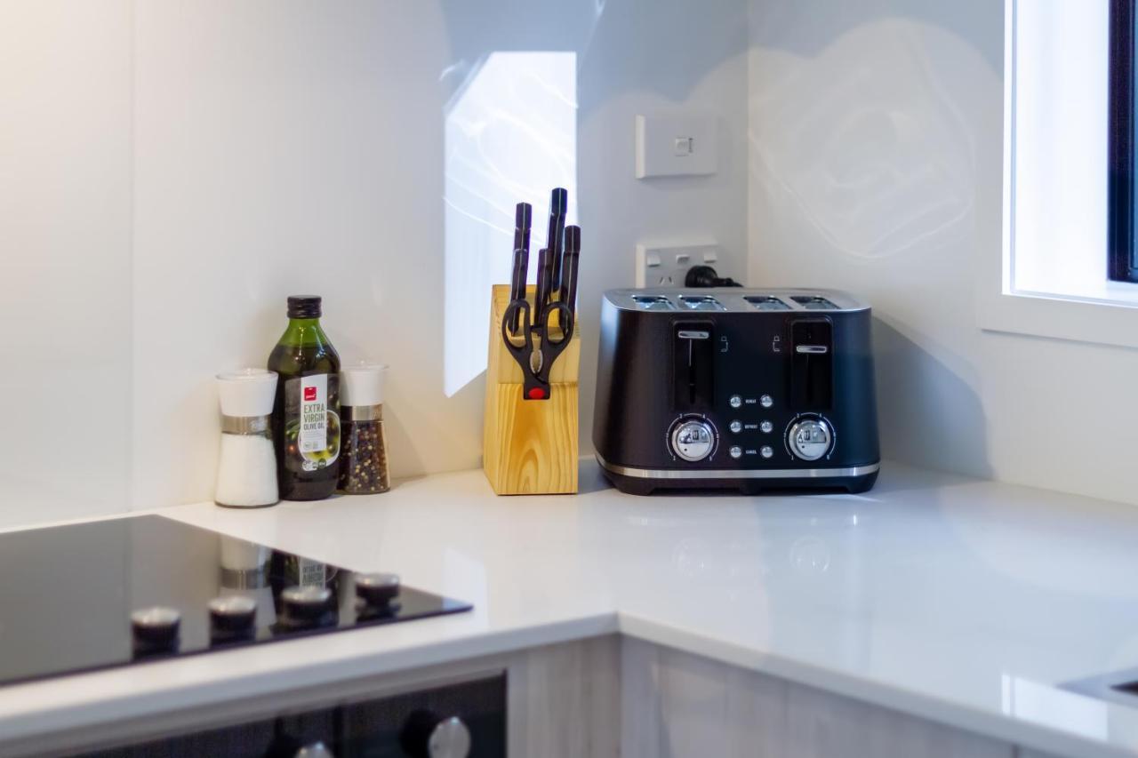 Central City Awaits 2 Bed 2 Bath With Carpark Крайстчърч Екстериор снимка