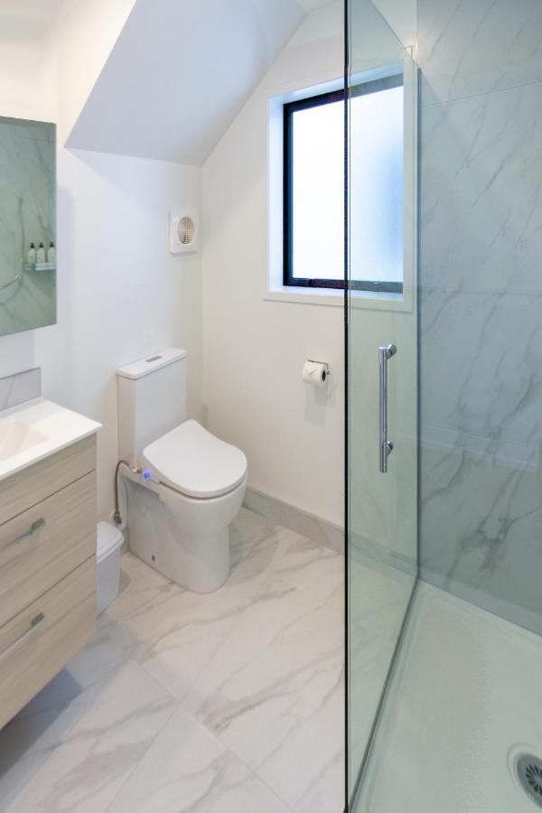 Central City Awaits 2 Bed 2 Bath With Carpark Крайстчърч Екстериор снимка