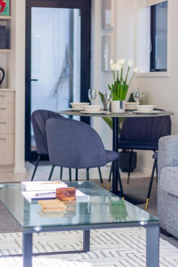 Central City Awaits 2 Bed 2 Bath With Carpark Крайстчърч Екстериор снимка
